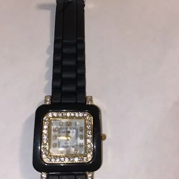 Nouveau Quartz Watch Silicon Band - Picture 2 of 7